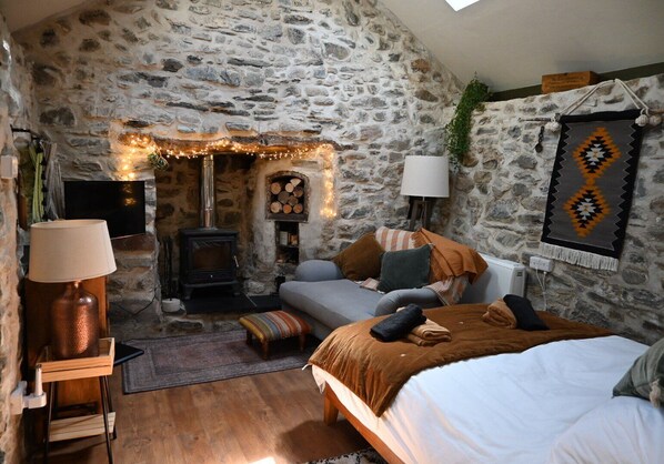 4 bedrooms, desk, iron/ironing board, travel cot