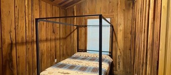 Charming 2-bedroom cabin in peaceful Malakoff on the lake with AC