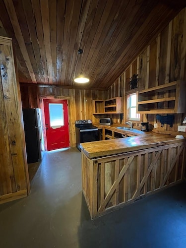 Charming 2-bedroom cabin in peaceful Malakoff on the lake with AC