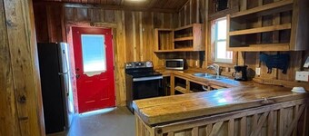 Charming 2-bedroom cabin in peaceful Malakoff on the lake with AC