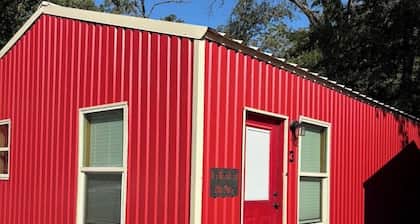 Charming 2-bedroom cabin in peaceful Malakoff on the lake with AC