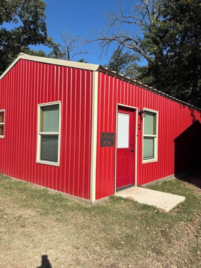 Charming 2-bedroom cabin in peaceful Malakoff on the lake with AC