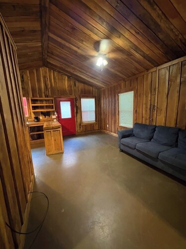Charming 2-bedroom cabin in peaceful Malakoff on the lake with AC