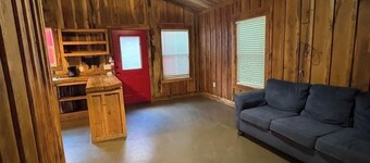 Charming 2-bedroom cabin in peaceful Malakoff on the lake with AC