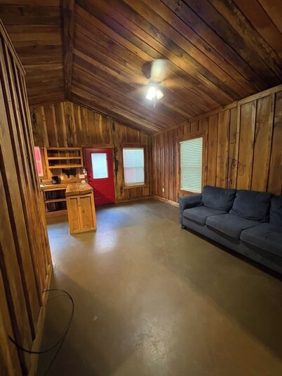 Charming 2-bedroom cabin in peaceful Malakoff on the lake with AC