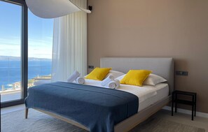 Travel crib, free WiFi
