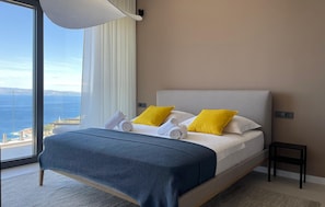 Travel crib, free WiFi