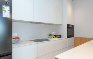 Kjøleskap, mikrobølgeovn, ovn og oppvaskmaskin