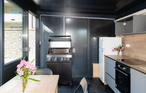 Fridge, oven, dishwasher, coffee/tea maker