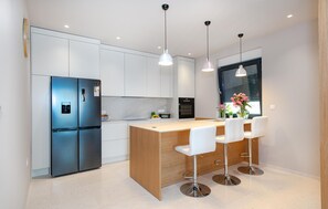 Fridge, oven, dishwasher, coffee/tea maker