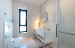 Shower, hair dryer - Awesome home in Srima (Srima)