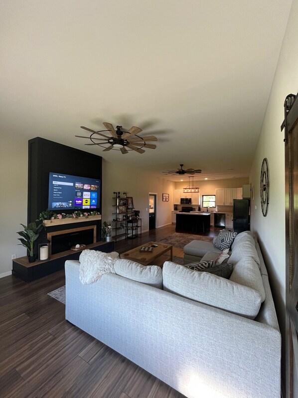 Smart TV, fireplace