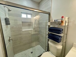 Dusche, Haartrockner, Handtücher, Seife