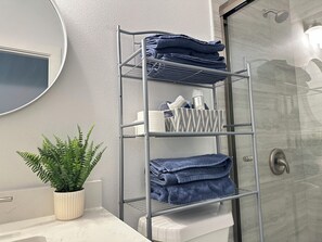 Douche, séchoir à cheveux, serviettes fournies, savon