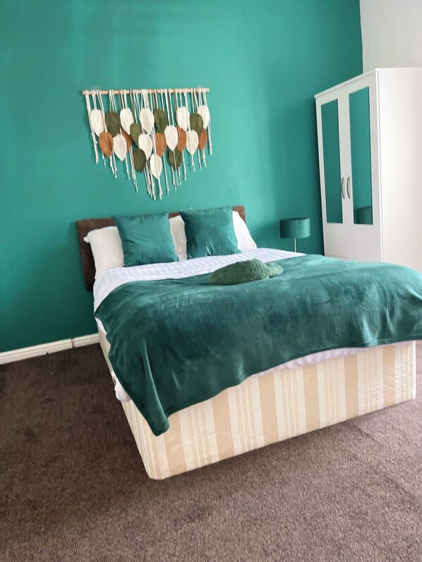 5 bedrooms, free WiFi, bed sheets