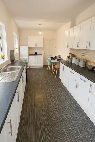 Modern 5BR house near Wolves stadium| perfect for contractors and Families.