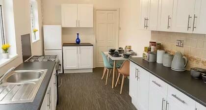 Modern 5BR house near Wolves stadium| perfect for contractors and Families.