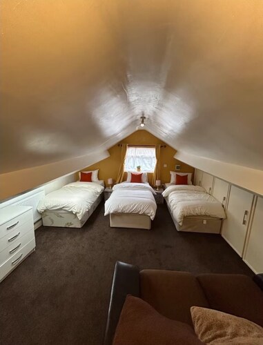 Modern 5BR house near Wolves stadium| perfect for contractors and Families.