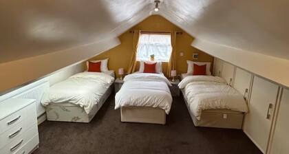 Modern 5BR house near Wolves stadium| perfect for contractors and Families.