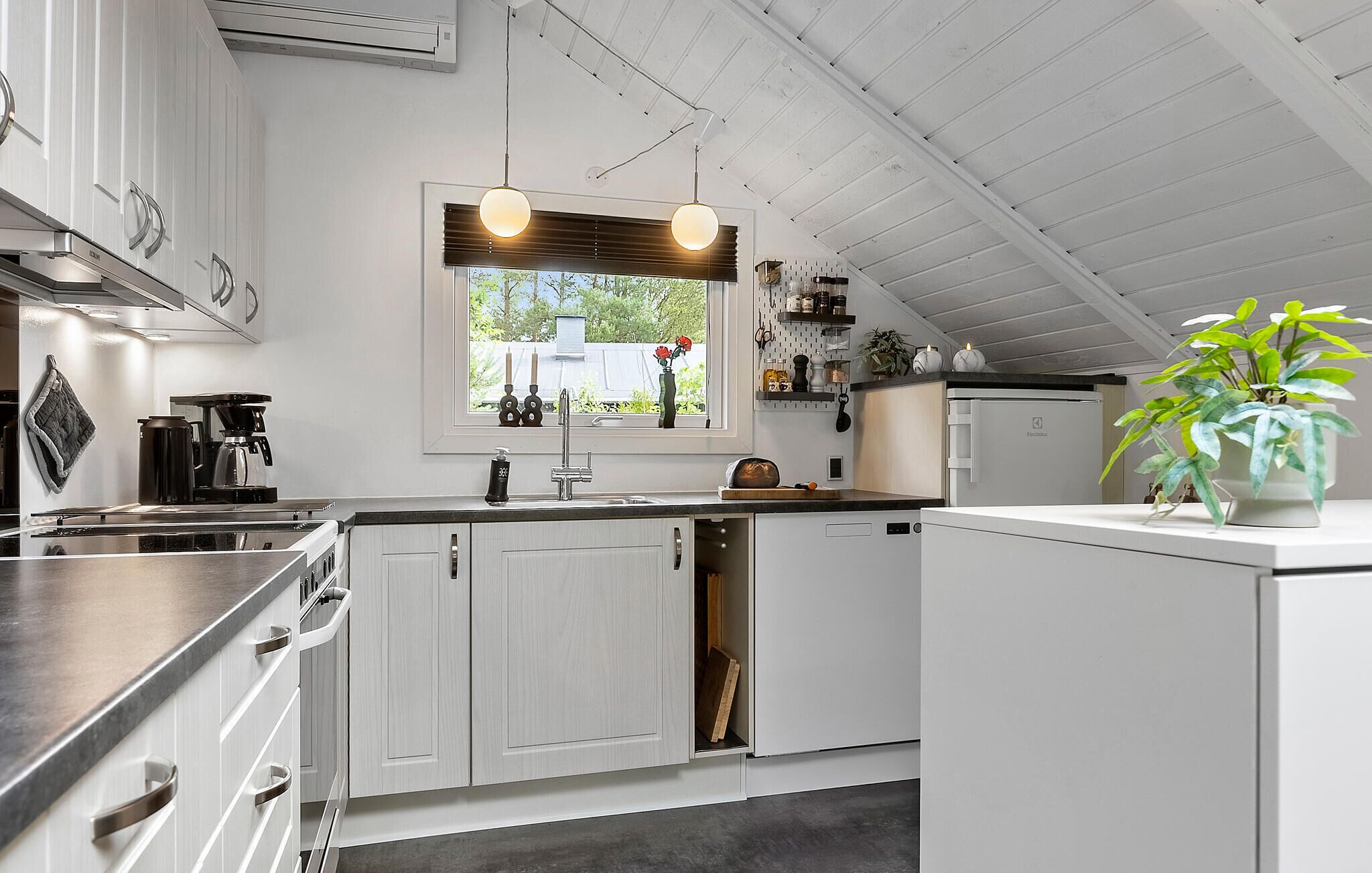 Kylskåp, spishäll, diskmaskin och kaffe- och tebryggare