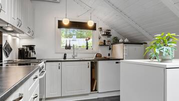 Kylskåp, spishäll, diskmaskin och kaffe- och tebryggare