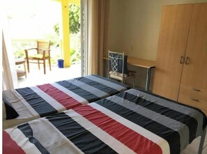 Coffres-forts dans les chambres, fer et planche à repasser