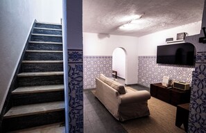 House, 2 Bedrooms, Fireplace, City View | Living room