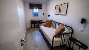 House, 2 Bedrooms, Fireplace, City View | Living room