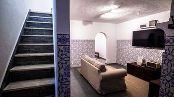 Hus - 2 soveværelser - pejs i værelset - byudsigt | Stue