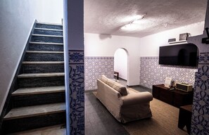 Casa, 2 habitaciones, chimenea, vistas a la ciudad | Sala de estar