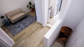 House, 2 Bedrooms, Fireplace, City View | Living room