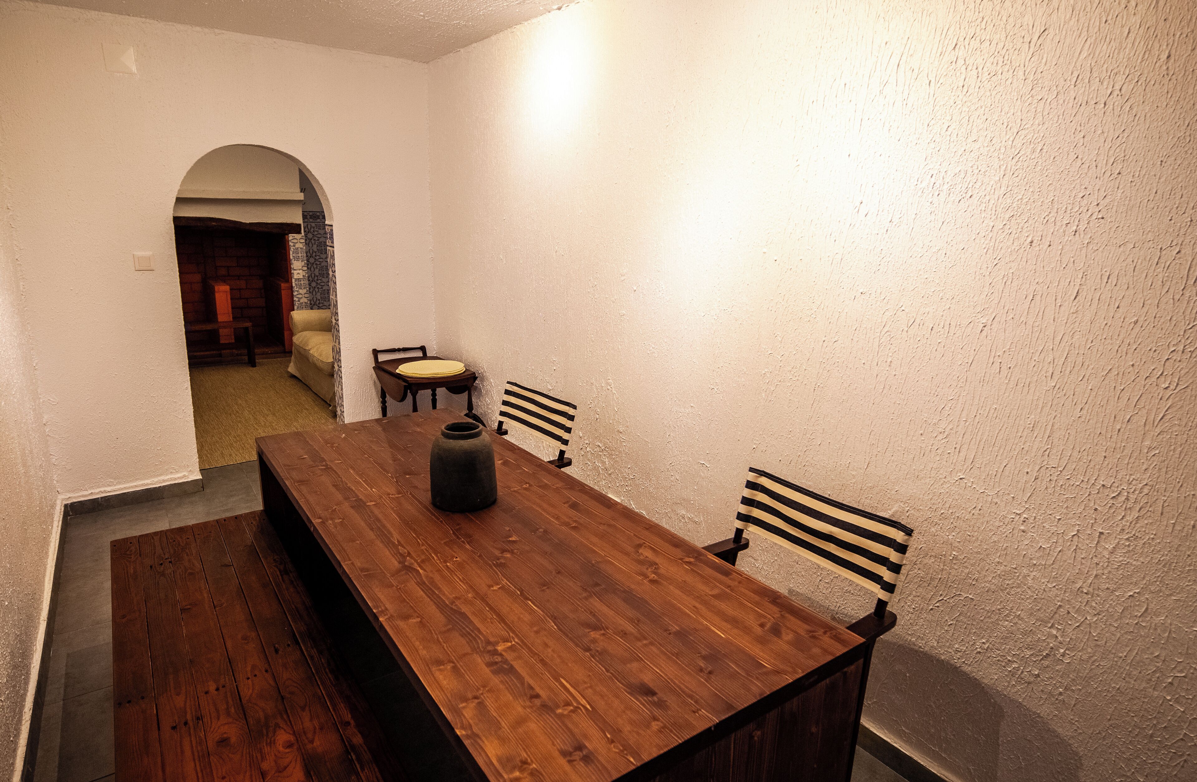 منزل - غرفتا نوم - بمدفأة - منظر للمدينة | غرفة لتناول الطعام