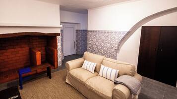 Hus - 2 soveværelser - pejs i værelset - byudsigt | Stue