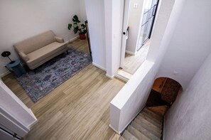บ้านพัก, 2 ห้องนอน, เตาผิง, วิวเมือง | ห้องนั่งเล่น