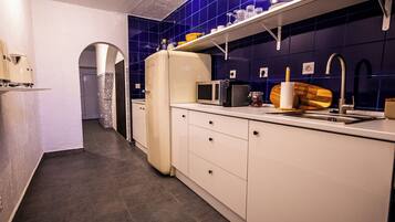 House, 2 Bedrooms, Fireplace, City View | Interior