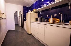 House, 2 Bedrooms, Fireplace, City View | Interior