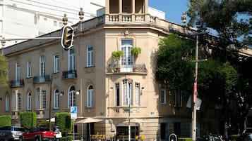 Suite | Exterior