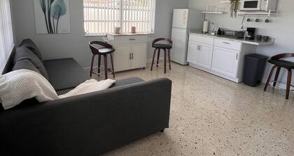 Cozy and Private Guest House by Miami Airport