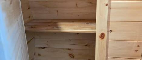 Un interior de madera con una repisa empotrada y una puerta.