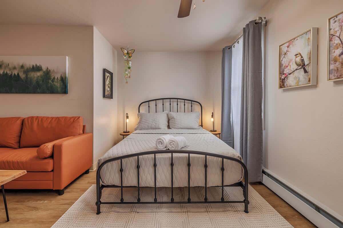 Silitysrauta/-lauta, Wi-Fi, vuodevaatteet