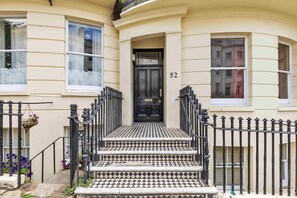 Apartment | 2 bedrooms - Hove Alone 5 Top Floor By My Getaways (Hove)