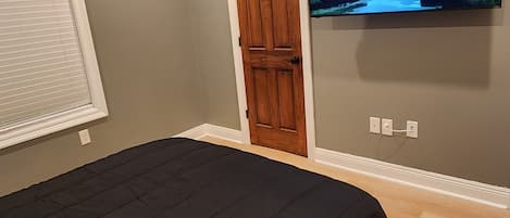 3 slaapkamers, een strijkplank/strijkijzer, wifi, beddengoed