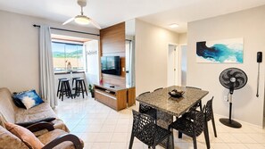 Apartment | Living area | 40-inch flat-screen TV with digital channels, TV, Netflix - Aguas de Marco  (Florianopolis)