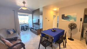 公寓 | 起居区 | 40-英寸纯平电视（配备数码频道）、电视、Netflix