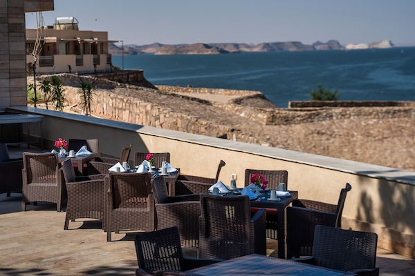 Daily buffet breakfast (USD 15 per person)