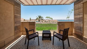 Ylelliset vuodevaatteet, untuvapeitot, minibaari, tallelokero huoneessa