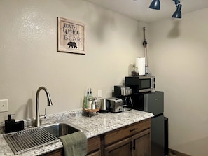 Kühlschrank, Mikrowelle, Wasserkocher mit Kaffee-/Teezubehör