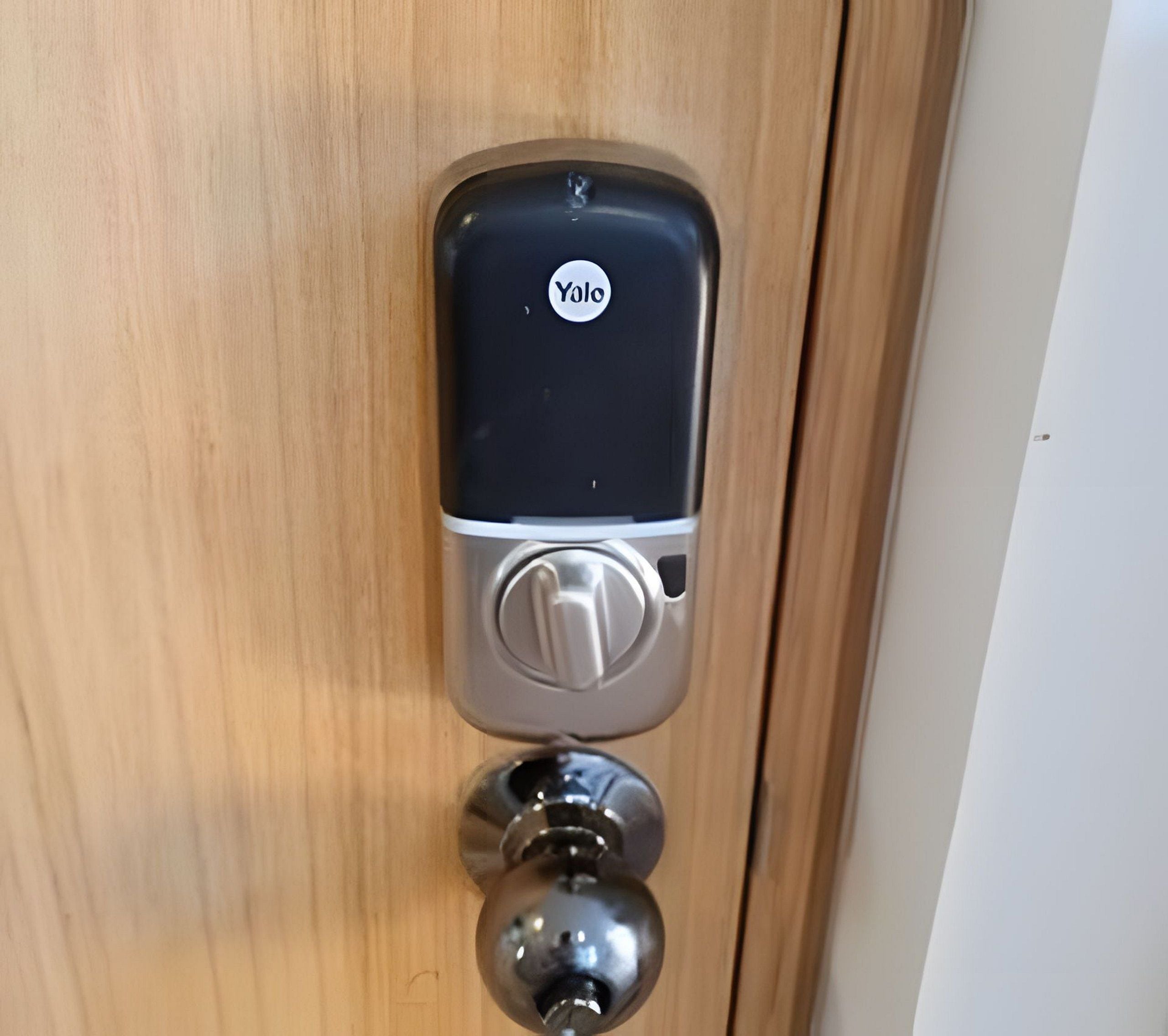 Una porta con serratura a cilindro Yale.