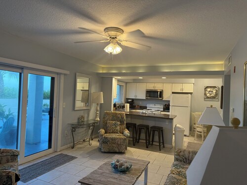  1-bedroom oceanfront condo with WiFi, AC in amazing Cocoa Beach