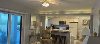  1-bedroom oceanfront condo with WiFi, AC in amazing Cocoa Beach